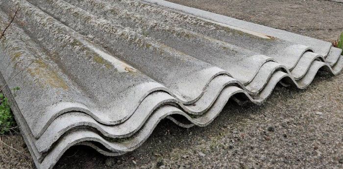 Asbestplatten Auf dem Bild sieht man eine Stapel mit Wellasbestplatten.