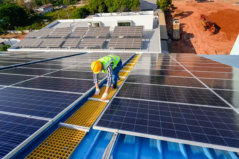 Arbeiter auf Solardach Arbeiter auf Solardach